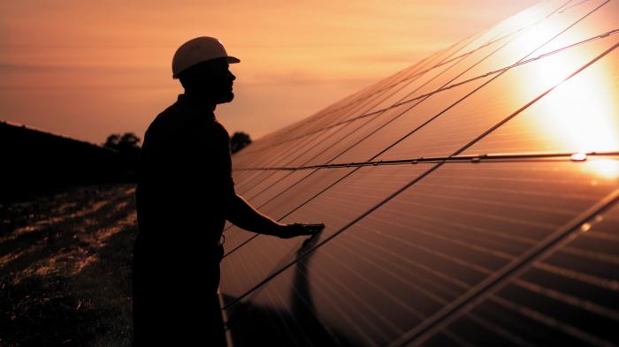Techniker mit Hand auf Solarpanele