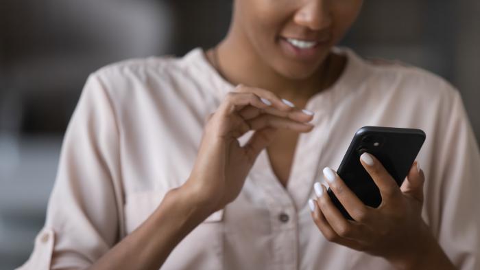 Frau an Smartphone