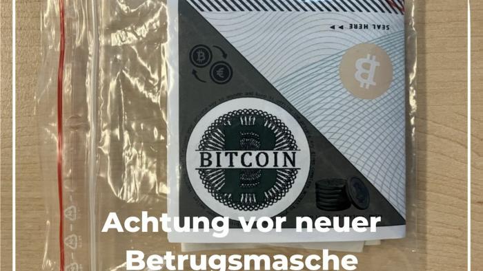 Aufnahme eines als Köder genutzten vermeintlichen Bitcoin-Wallet aus Papier, gefaltet verpackt in ein Plastiksackerl