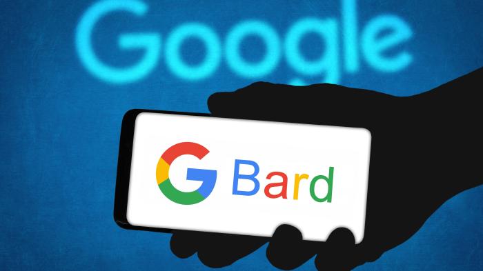 Eine Hand hält ein Handy, auf dessen Bildschirm das Google-Logo 