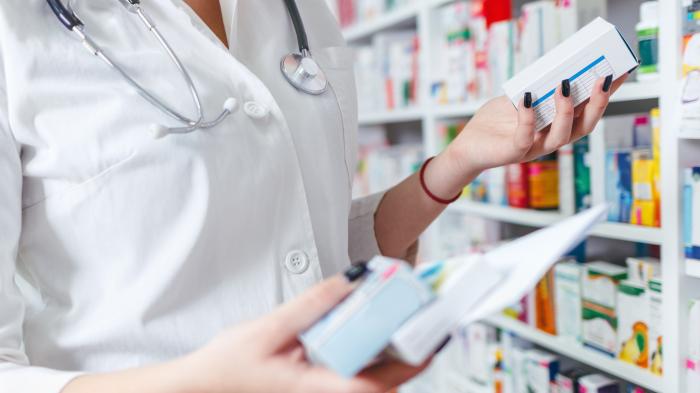 Apothekerin sucht in einer Apotheke Medikamente 
