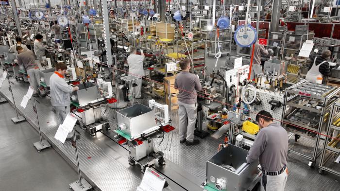 Blick in die Produktionshalle eines Unternehmens der Heizungsindustrie
