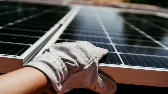 Eine Hand hält ein Photovoltaikmodul
