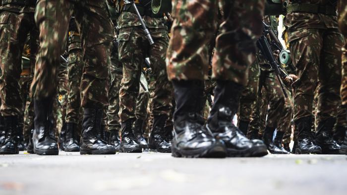 Stiefel und Beine von Soldaten in Tarnkleidung