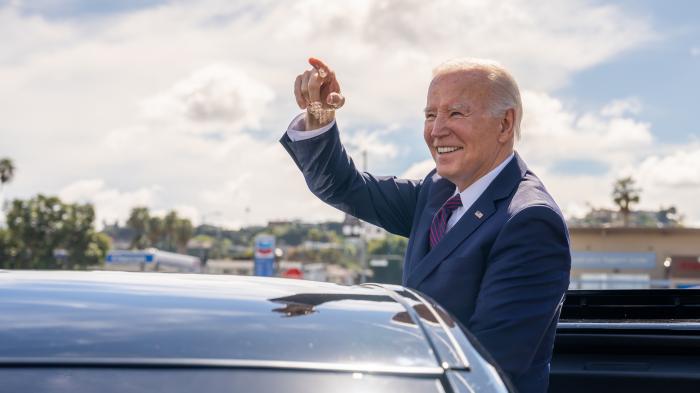 Präsident Joe Biden am 21. Februar 2024 auf dem Weg zum nächsten offiziellen Termin.