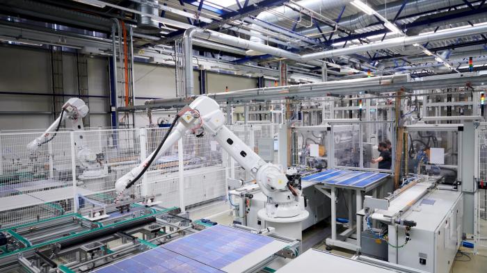 Fabrikhalle mit Robotern zur Produktion von Solarmodulen