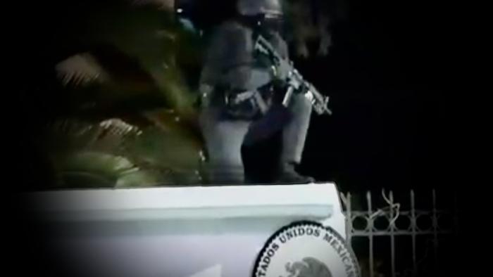Maskierter Polizist auf Topfosten der Botschaft Mexikos in Quito