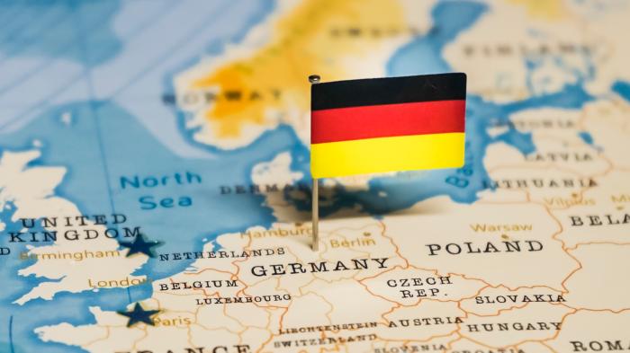 Europakarte mit aufgestecktem deutsche Fähnchen
