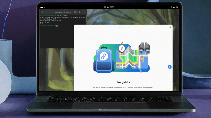 Fedora 40-Desktop auf Laptop auf Schreibtisch