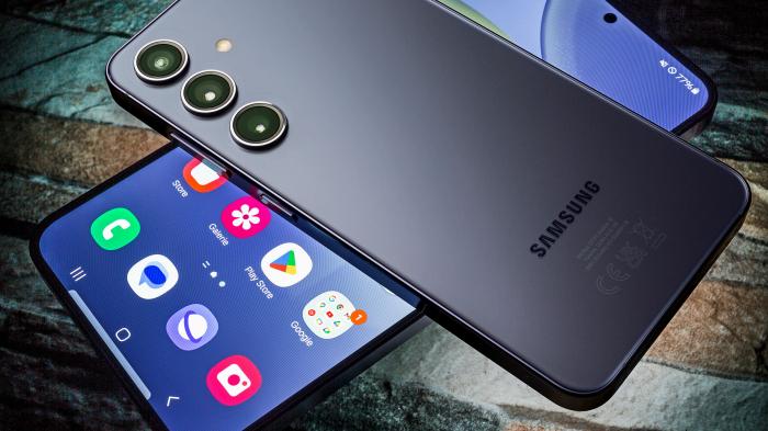 Zwei Samsung Smartphones übereinander gelegt