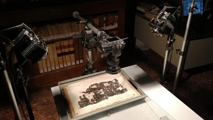 Schriftrollen werden abfotografiert