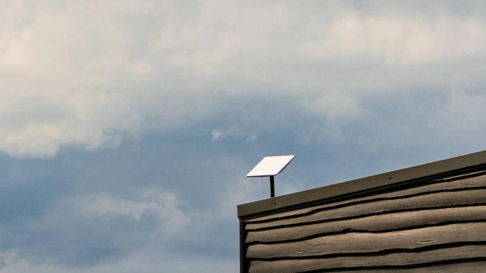 Starlink-Antenne auf Holzdach