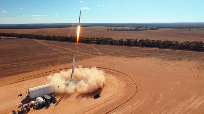 Startende Rakete über rotem Wüstensand