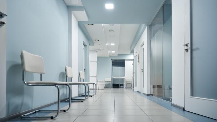 Leerer Krankenhausflur mit Stühlen