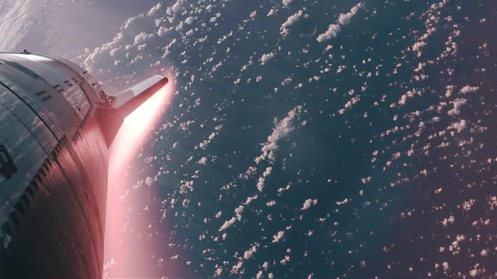Teil einer Rakete weit über den Wolken