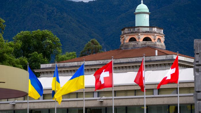 Fahnen, der Ukraine und der Schweiz vor einem Gebäude in der Schweiz
