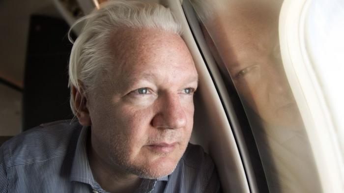 Julian Assange im Anflug auf den Flughafen Bangkok für die Zwischenlandung