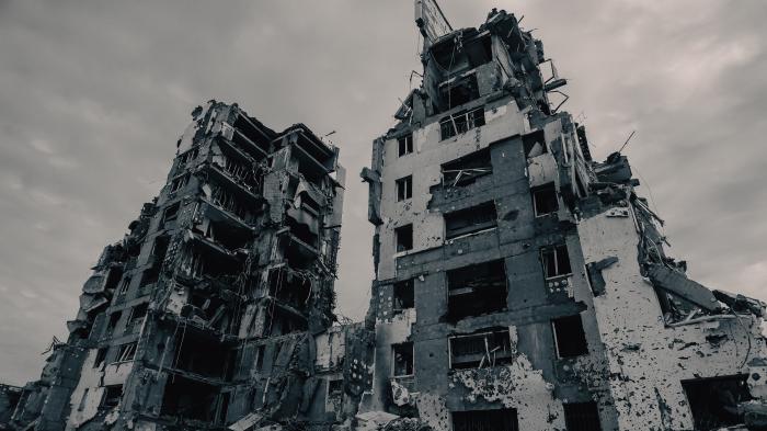 Zerstörte Häuser in einer ukrainischen Stadt