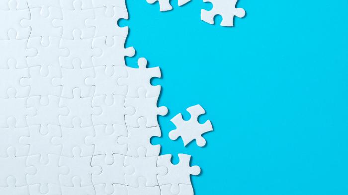 Puzzleteile, die teilweise zusammen und teilweise lose sind