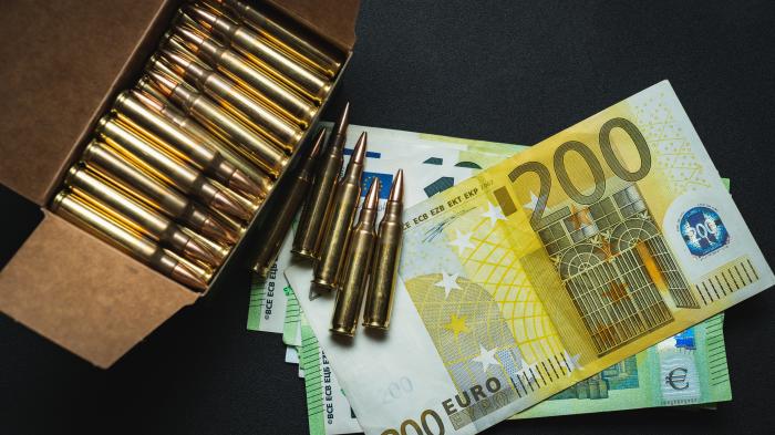 Europäische Geld- und Gewehrpatronen im 5,56x45mm NATO-Kaliber.