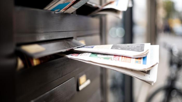 Zeitung in einem Briefkasten