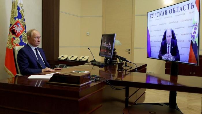 Präsident Wladimir Putin spricht via Bildschirm mit dem Gouverneur von Kursk über die Situation