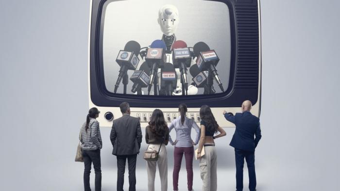 Publikum nach gefälschten Nachrichten im Fernsehen, ein AI-Roboter spricht in die Mikrofone und verbreitet falsche Informationen