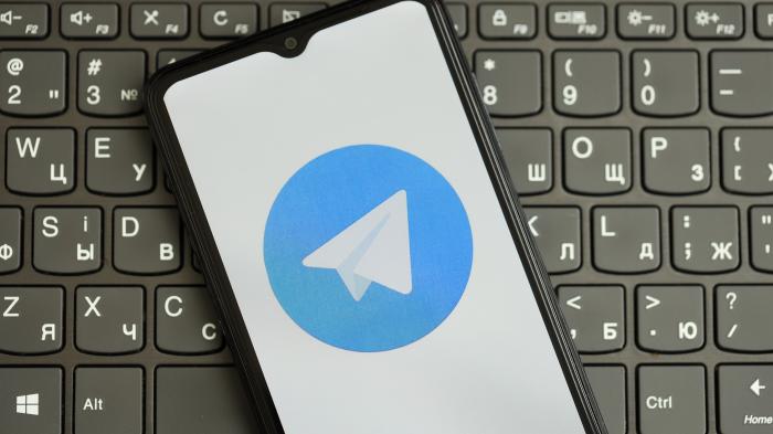 Messenger mit Tastatur dahinter