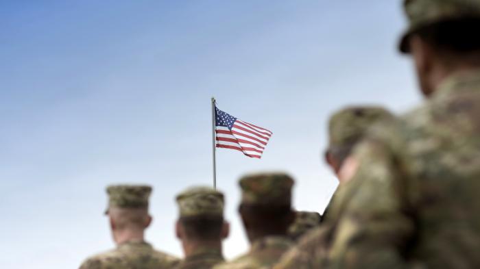 US-Soldaten laufen auf die US-Flagge zu