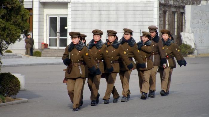 Nordkoreanische Soldaten vor einem Gebäude