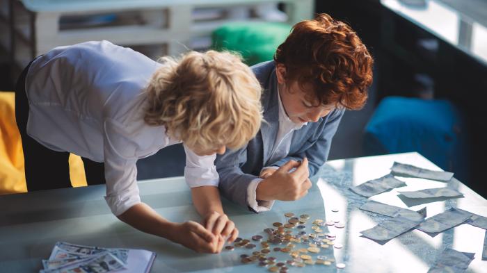 Zwei Jungen zählen in der Schule Geld