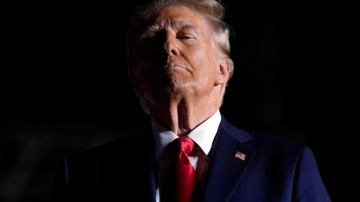 Donald Trump vor dunklem Hintergrund