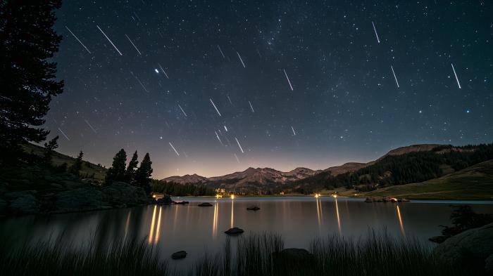 Orioniden Meteorschauer über nächtlichem See - Sternschnuppen am Nachthimmel