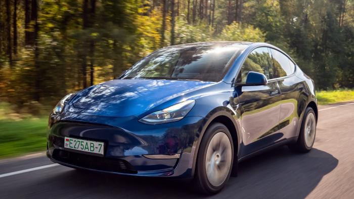 Tesla Model Y fährt autonom durch Landschaft - NHTSA investigates Sicherheit