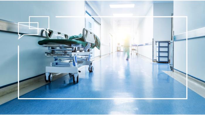 Krankenhausflur mit einem Bett