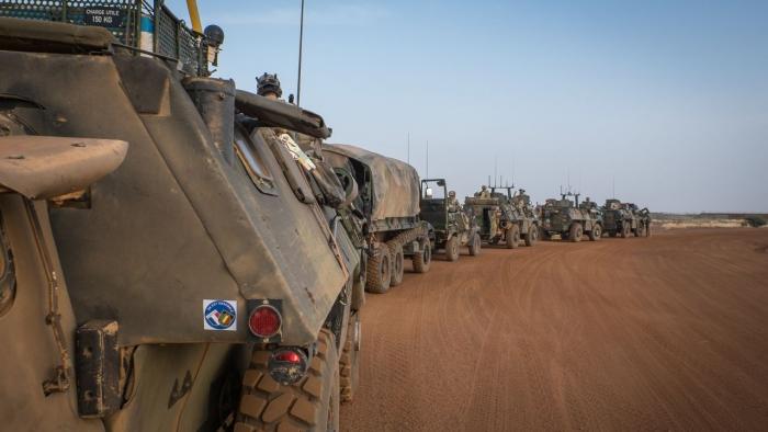 Ein Archivbild von 2015 zeigt Militärfahrzeige der französischen Truppen in Mali in einem Konvoi