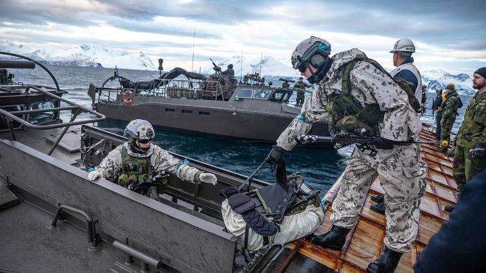Finnische Marineinfanteristen steigen bei bei der Übung Steadfast Defender 24 in ein kleines Boot der schwedischen CB90-Klasse