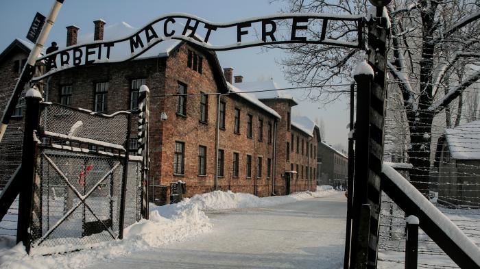 Eingang zum NS-Vernichtungslager Auschwitz
