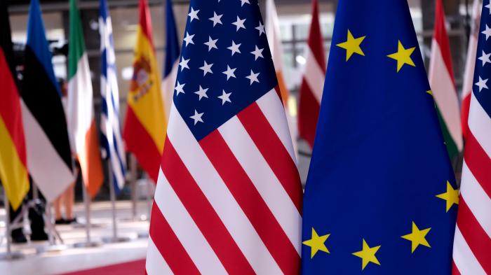 Europäische und amerikanische Flaggen beim Europäischen Rat in Brüssel