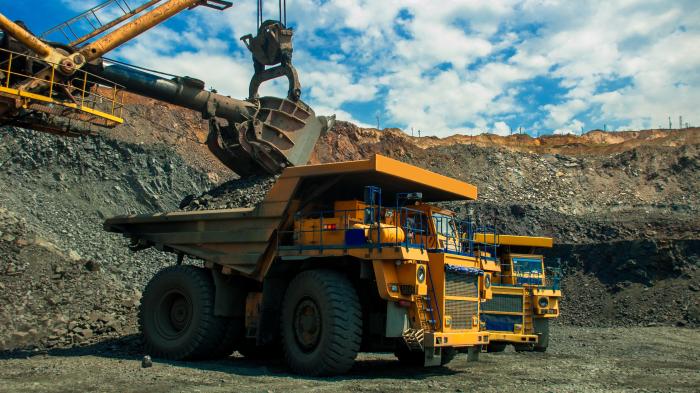 Ein Laster wird mit Eisenerz in einer ukrainischen Mine beladen.