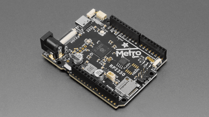 Das Board ist von schräg oben zu sehen. Es hat das gleiche Layout wie ein Arduino UNO.