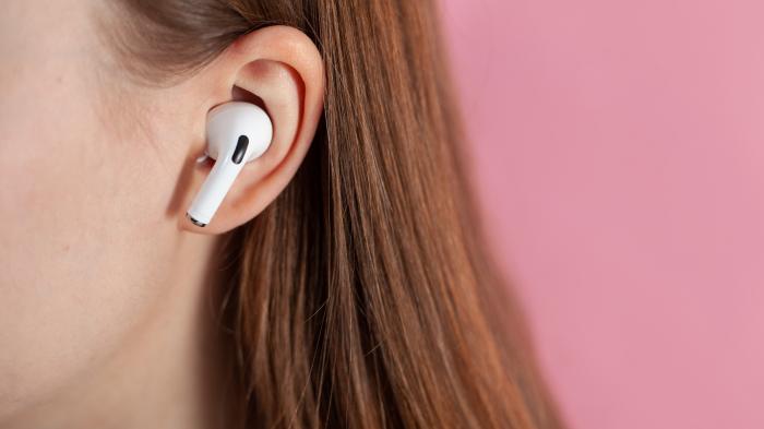 Nutzerin mit AirPods Pro: