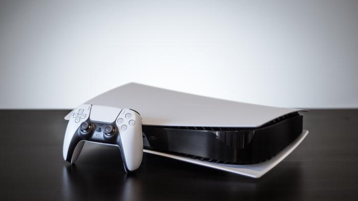 Playstation 5 liegt auf Tisch