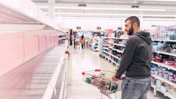 Waren im Supermarkt, ein Regal ist leer, das andere voll