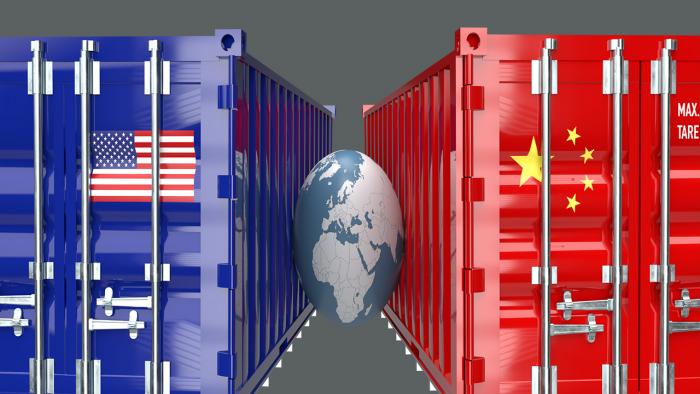 Zwei mit US und chinesischern Farben bemalte Container quetschen  die Weltkugel zwischen sich ein