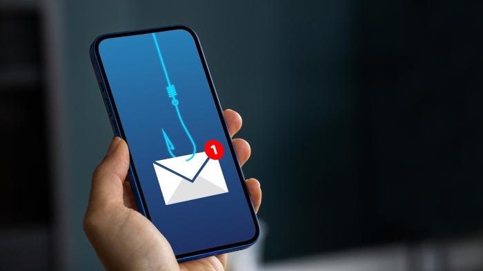 Betrügerische Mail oder SMS mit Angelhaken auf einem Smartphone.