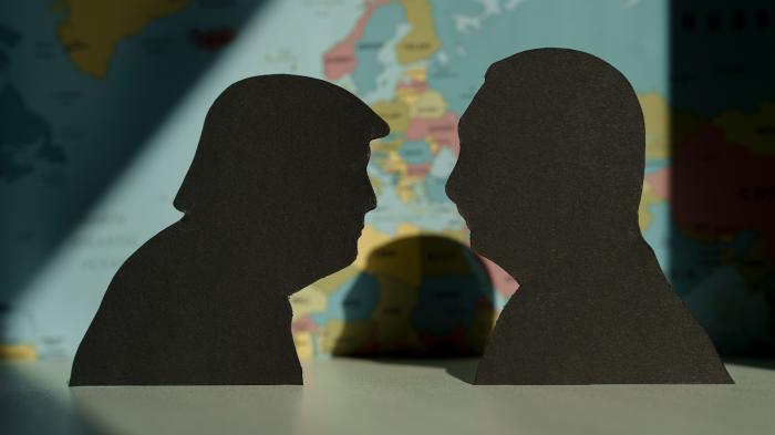 Silhouette von Trump und Putin
