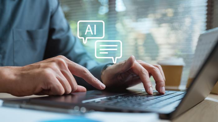Technologie für Analysealgorithmen mit künstlicher Intelligenz. Maschinelles Lernen für KI-Analysten. Künstliche Intelligenz. Eine Person benutzt einen Laptop, auf dessen Bildschirm eine Sprechblase mit der Aufschrift „KI” zu sehen ist.