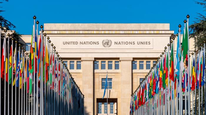Allee der Flaggen, die zum Palais des Nations führt, einem Gebäudekomplex, in dem das Büro der Vereinten Nationen in Genf, der europäische Sitz der Vereinten Nationen, untergebracht ist