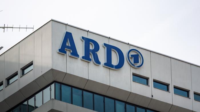ARD-Logo-Zeichen des öffentlich-rechtlichen Rundfunks. Der deutsche Fernsehsender "Das Erste". Bürogebäude außen in Bayern.